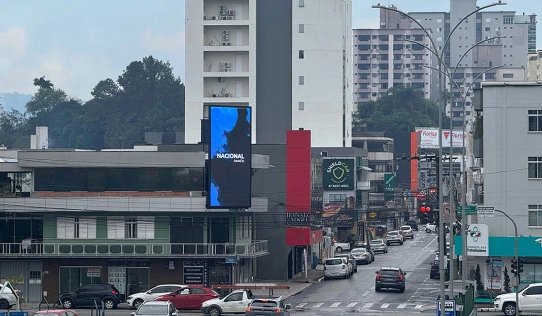 Brusque estreia seu primeiro painel de LED vertical; veja onde ele está